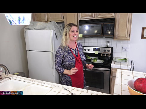 ❤️ Matrigna che lo munge in cucina prima del suo appuntamento ❤️ Video di sessoal it.hellporno-com.ru ️❤