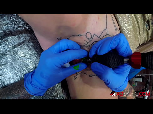 ❤️ Estremamente tatuato hottie Sully Savage ottenuto un tatuaggio sul suo clitoride ❤️ Video di sessoal it.hellporno-com.ru ️❤